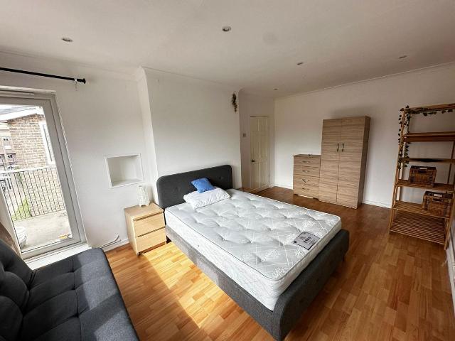 Beaumont Square, London E1, 4 bed flat to rent, £3,500 pcm | PrimeLocation