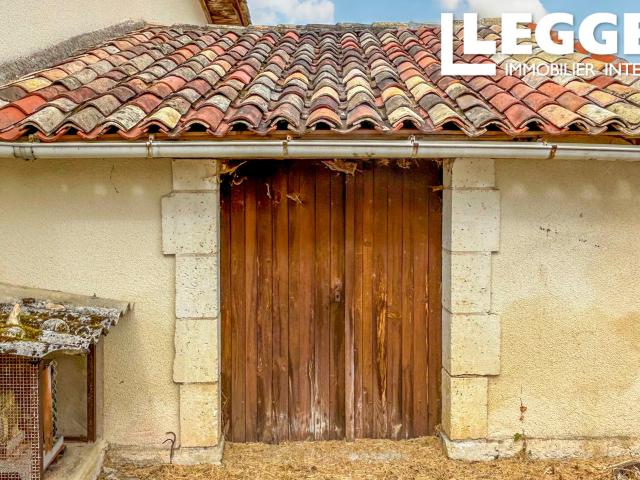 SOUS OFFRE Beauronne Maison à rénover entièrement avec ses 2 granges, 2 ateliers et double garage au calme