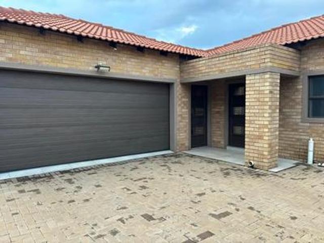 beautifal, neat facebrick family hom.