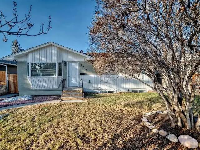 Beautiful 3 Bed 1 Bath Main Floor living Space! — 3 Bedrooms Main Floor