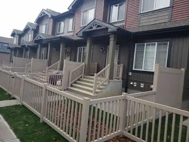 Beautiful 3 Bed 2.5 Bath townhouse with double garage in Orchards SW Edmonton. — 3 Bedrooms Townhouse