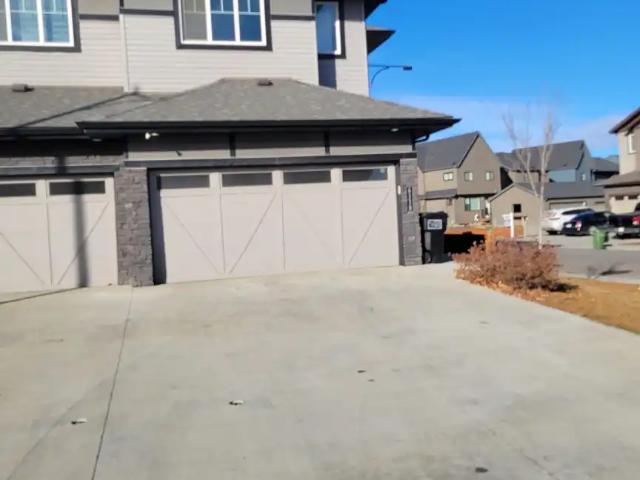 Beautiful 3 Bed Main Floor Modern Finishes, Large Backyard