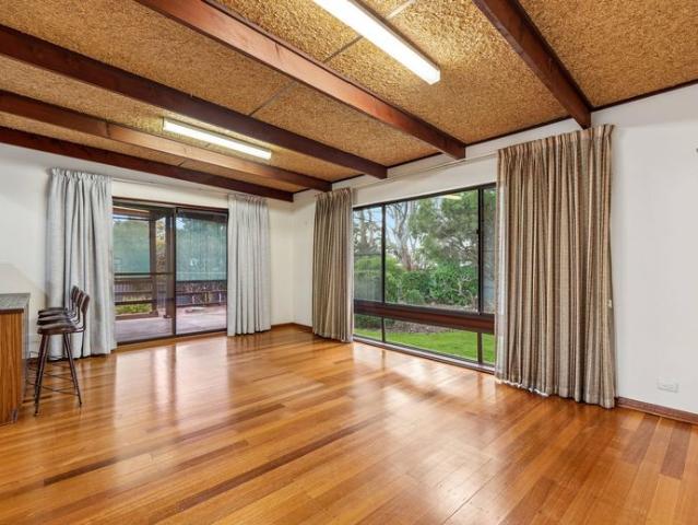 BEAUTIFUL 3 BEDOOM SOLID BRICK FAMILY HOME WITH BONUS CAR SHED AND SPACIOUS REAR YARD!