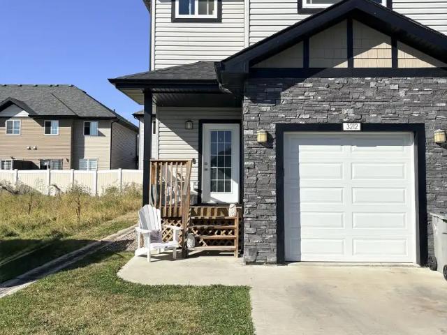 Beautiful 3 bedroom all with walk in closets end unit townhouse