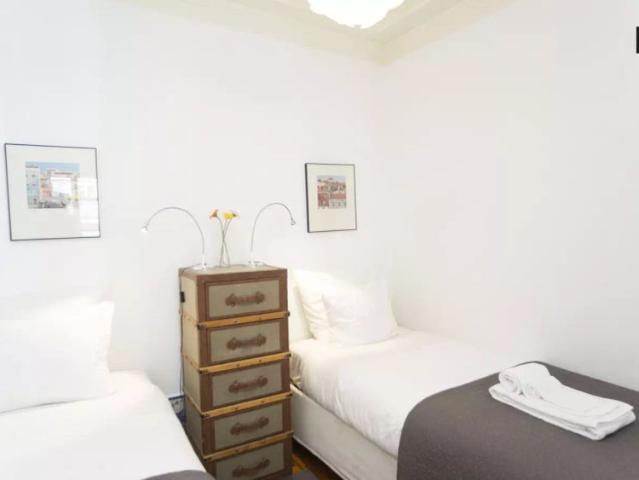 Beautiful 3 bedroom apartment with balcony and AC for rent in Estrela