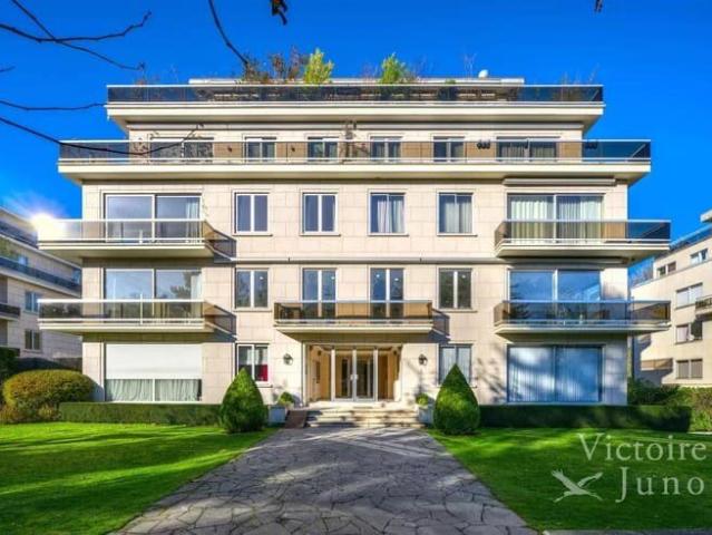 Beautiful 3 bedroom apartment with terrace and double garage