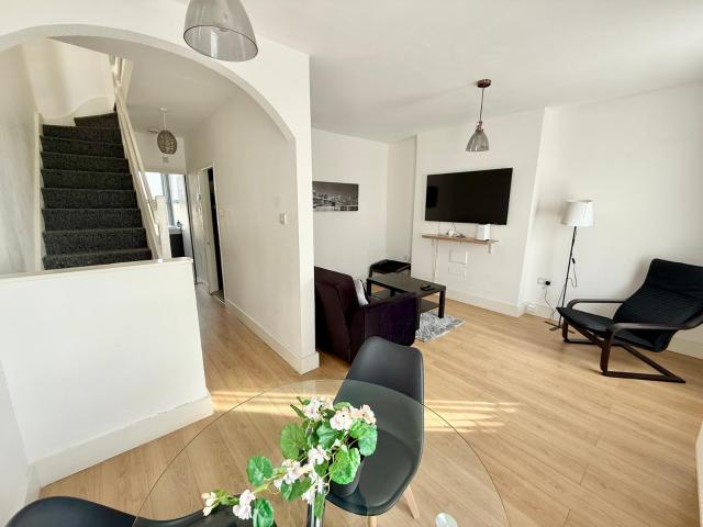 Beautiful 3 Bedroom Flat off of Green Street