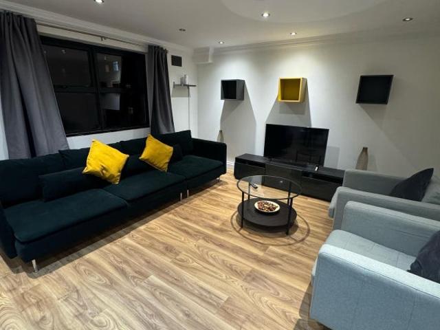 Beautiful 3 Bedroom Flat with Excellent Transport