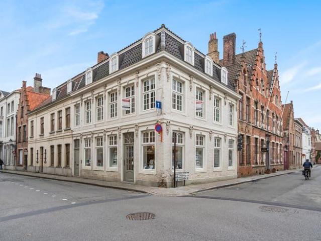 Beautiful 3 bedroom flat with lift