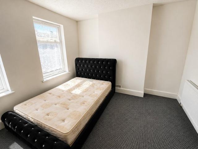 Beautiful 3 Bedroom Home Close to Ilford Station