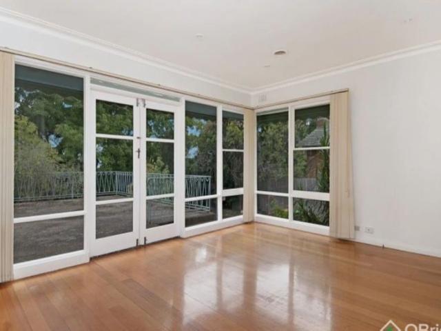 BEAUTIFUL 3 BEDROOM HOME, AMAZING LIVING SPACES!