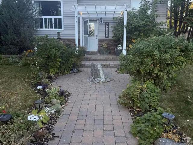 Beautiful 3 Bedroom Home in Spruce Grove