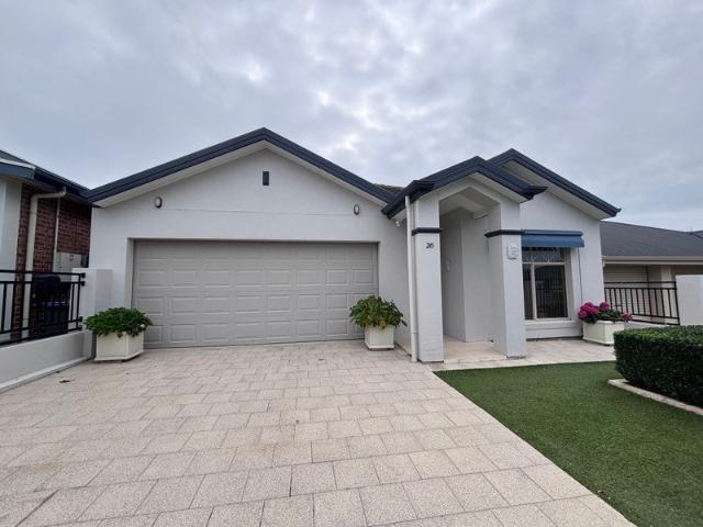 Beautiful 3 Bedroom Home Walk to Encounter Lakes