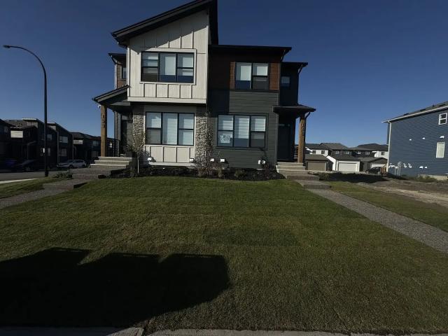 Beautiful 3 Bedroom Home with Double Garage — 3 Bedrooms Duplex