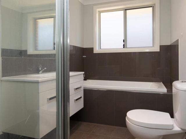 Beautiful 3 bedroom home with new ducted air conditioner through out