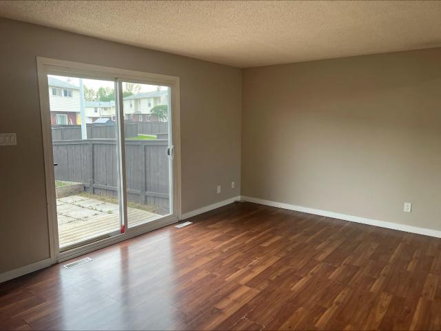 Beautiful 3 bedroom townhouse quiet pet welcome!
