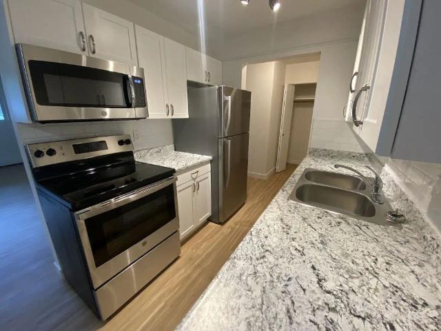 Beautiful 3 bedroom unfurnished unit in Glenora — 3 Bedrooms Apartment
