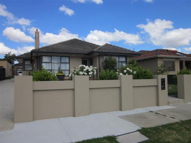 Beautiful 3 Bedroom Unit Near Chadstone SC & Oakleigh Cafe precinct!