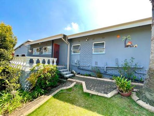 beautiful 3 bedroom, 2 bathroom hous.