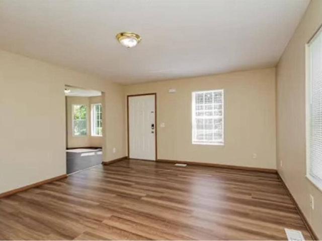 BEAUTIFUL 3 BEDROOM 2BATHR00M HOME