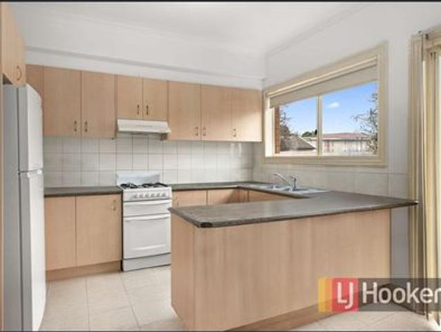 Beautiful 3 bedrooms townhouse in Noble Park central
