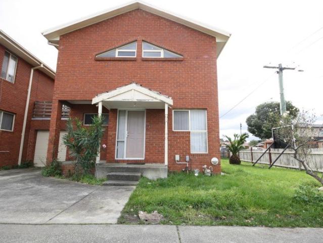 Beautiful 3 bedrooms townhouse in Noble Park central