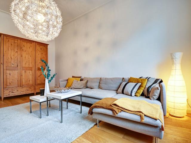 Beautiful 3 room apartment in a period building stucco, high ceilings with a balcony overlooking the countryside near Marienplatz, Stuttgart Amsterdam Apartments for Rent