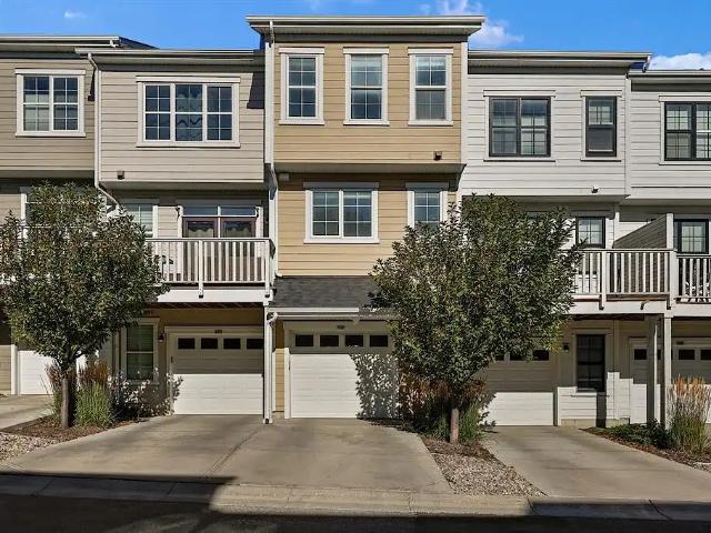 Beautiful 3 Storey Townhouse with 2 Bed, 1.5 Bath & Double Garage