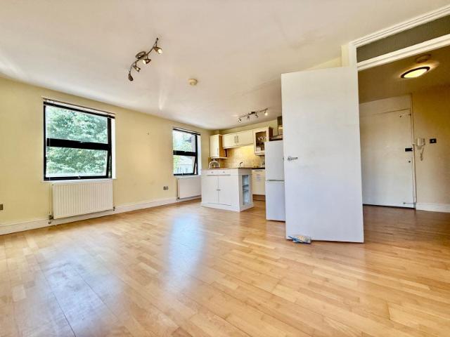 Beautiful 1 Bed Flat with Private Parking