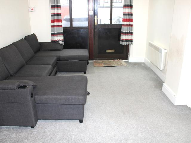 Beautiful 1 Bedroom Ground Floor Flat To Rent near Queensbury Tube Station Buses & Shops