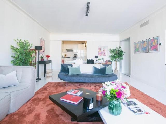Beautiful 1 Bedroom Luxury apartment next to Champs Elysées, Paris Amsterdam Apartments for Rent