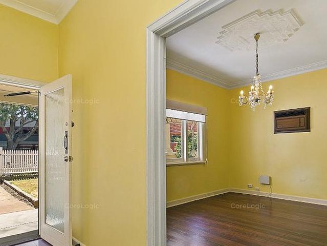 Beautiful 2 x 1 Home!