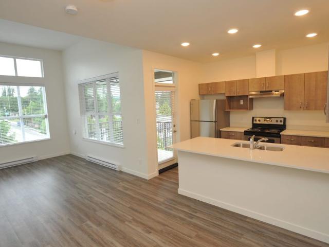 Beautiful 2 Bed, 2 Bath Corner Unit Available October 1st – Cat Friendly!
