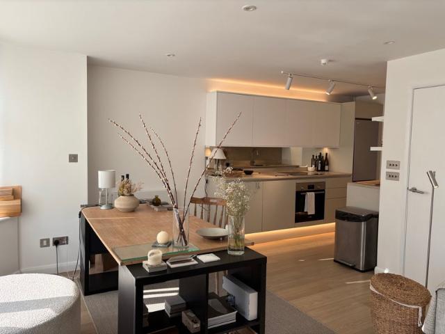 Beautiful 2 Bed, 2 Bath SUBLET – Muswell Hill