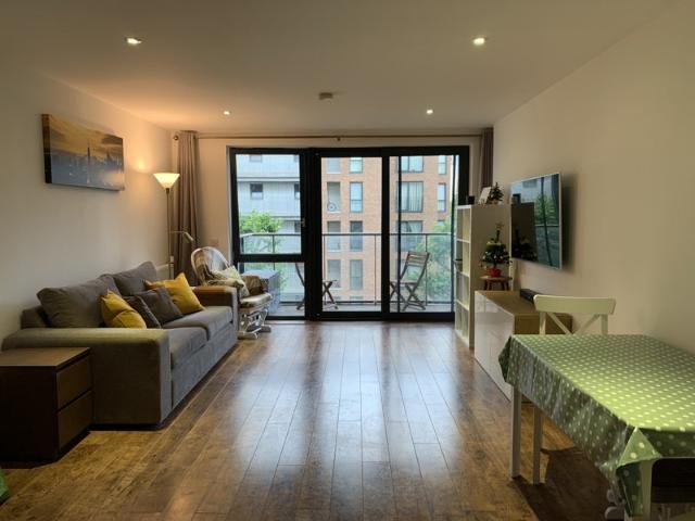 Beautiful 2 bed, 2 bath walkable to Canary Wharf