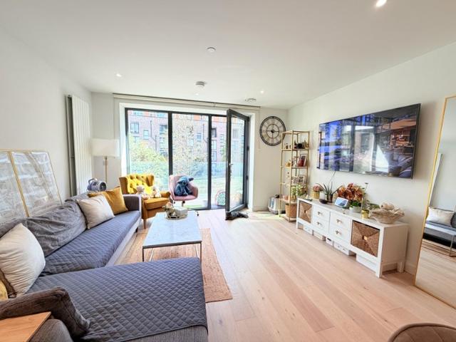 Beautiful 2 Bed Luxury Apartment Royal Wharf