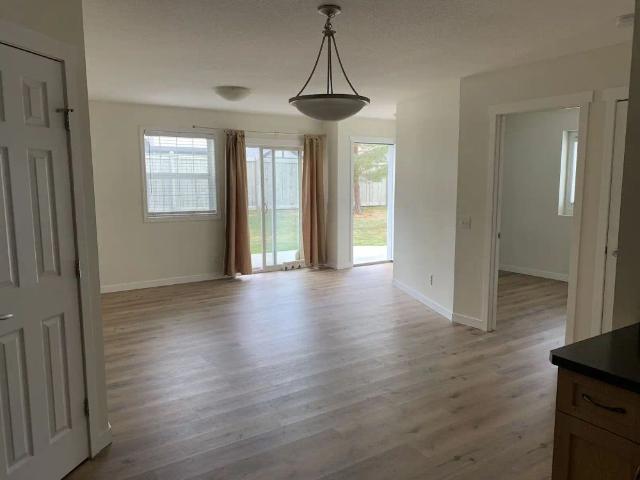 Beautiful 2 bedroom newly renovated carriage style condo with private entrance — 2 Bedrooms Condo Unit