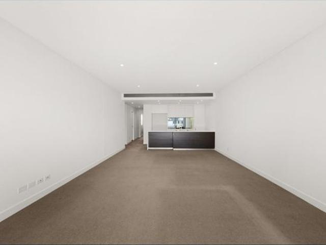 Beautiful 2 bedroom overlooking Harold Park