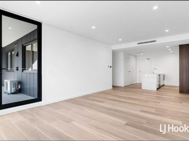 Beautiful 2 Bedroom Apartment Walk to Shops and Station!