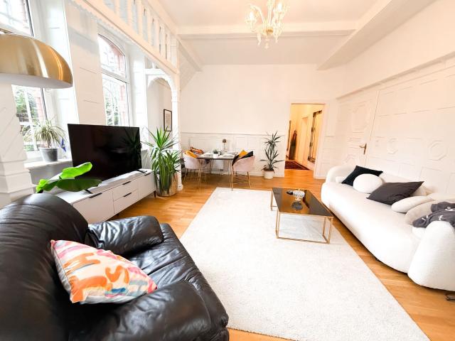 Beautiful 2 Bedroom Apartment with Winter Garden & Private Garden
