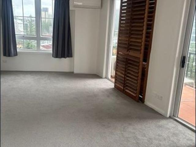 Beautiful 2 Bedroom Apartment for lease in one of the Gold Coast's most iconic buildings