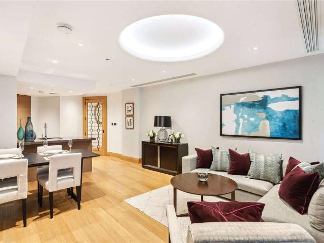 Beautiful 2 bedroom apartment furnished to a very high standard. Abell house features exceptional facilities including pool, gym, sauna and 24/7 concierge