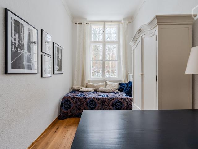 Beautiful 2 Bedroom Apartment in Serene Private Park with Excellent Access to Berlin Mitte, Berlin Amsterdam Apartments for Rent