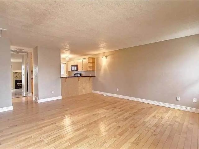 Beautiful 2 Bedroom End Unit Townhouse in Quiet Glamorgan Neighborhood!