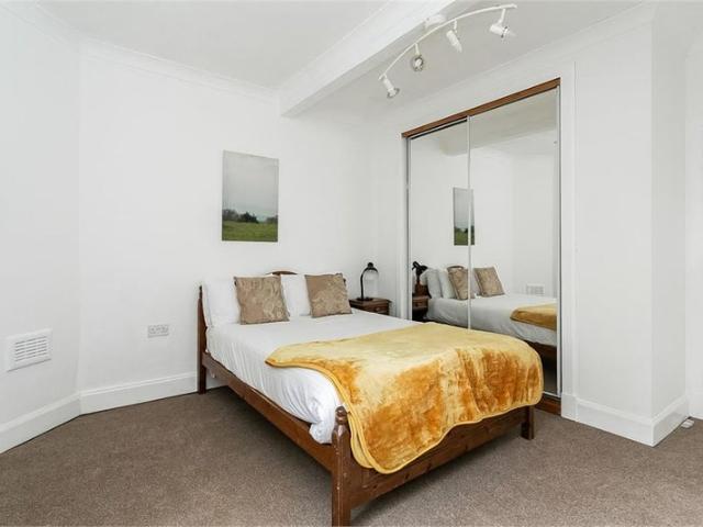 Beautiful 2 bedroom ground floor flat in Slateford