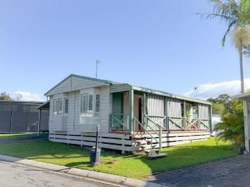 Beautiful 2 Bedroom Home in Peaceful Pine Ridge Caravan Village