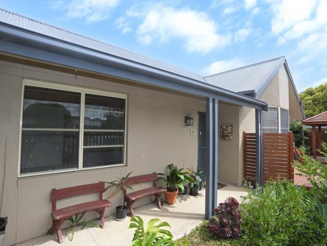 Beautiful 2 Bedroom home with Loft in quiet East Geelong