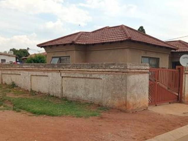 beautiful 2 bedroom house on the mar.