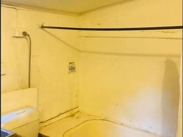 BEAUTIFUL 2 BEDROOM HOUSE LOCATED CENTER OF ALL AMENITIES!