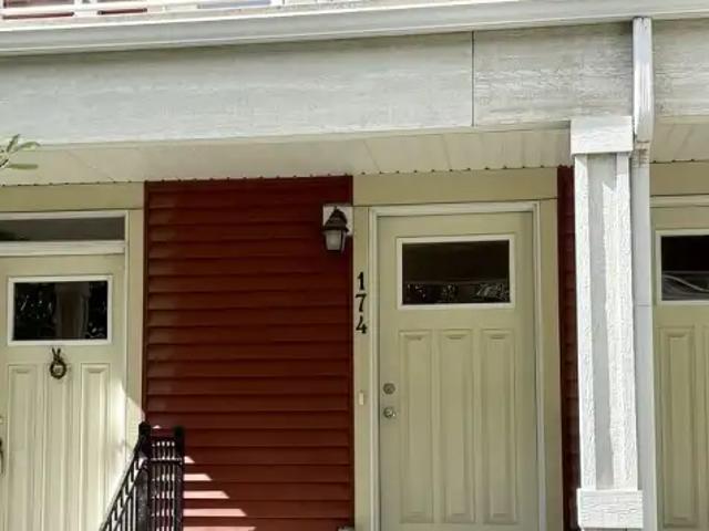 Beautiful 2 Bedroom Townhouse with garage In Auburn Bay